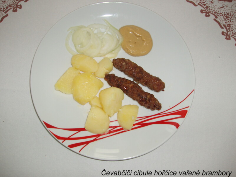 Čevabčiči cibule hořčice vařené brambory